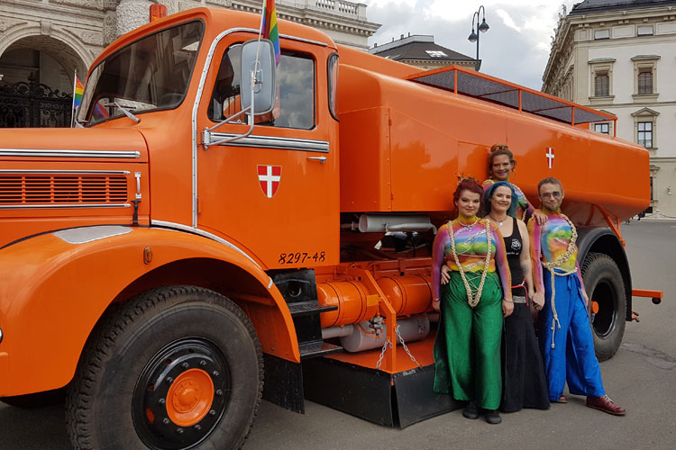 regenbogenparade wien bunt bodypainting