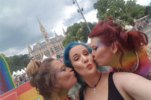 Rathausplatz regenbogenparade küsse